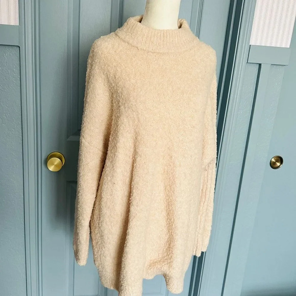 Universal Thread Oversized Chunky Boucle Teddy Mock Neck Sweater - Picture 4 of 8